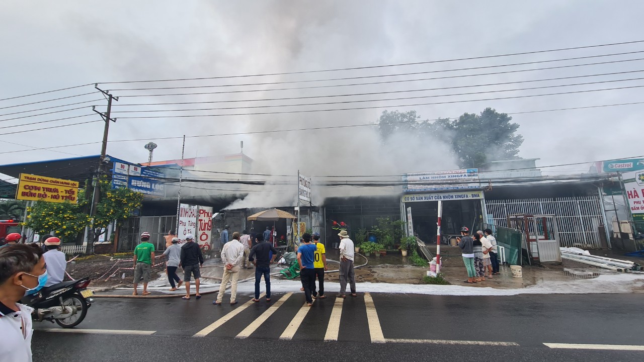 Cháy tại cửa hàng bán ô tô và xe ô tô