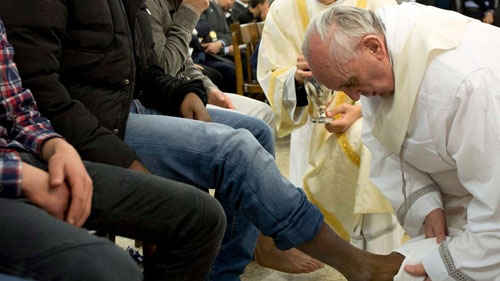 Giáo hoàng rửa chân cho tù nhân... 