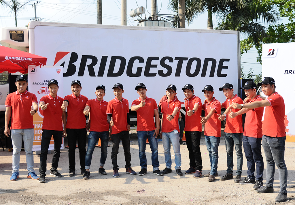 Dàn kỹ thuật viên của Bridgestone đã sẵn sàng giúp các bác tài thêm an tâm đường xa, về nhà an toàn