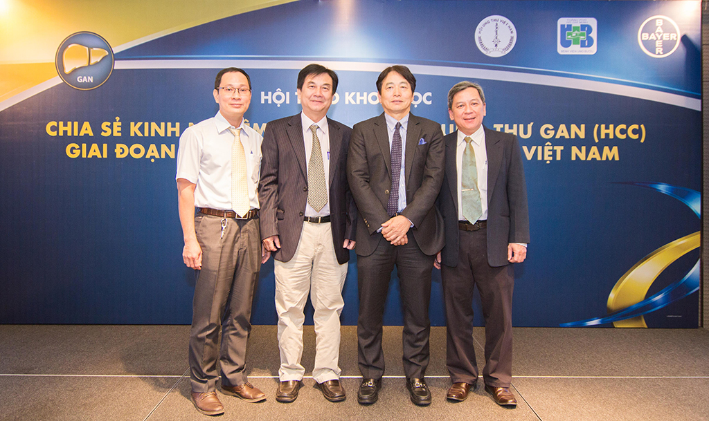 Chủ tọa đoàn và báo cáo viên tại hội thảo khoa học nhằm chia sẻ kinh nghiệm điều trị ung thư gan giai đoạn trung gian giữa Việt Nam - Nhật Bản