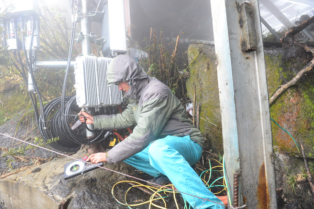 Kỹ thuật viên Viettel đắm mình trong sương và điều khiển khắc nghiệt để phủ 4G trên đỉnh Phan Xi Pang