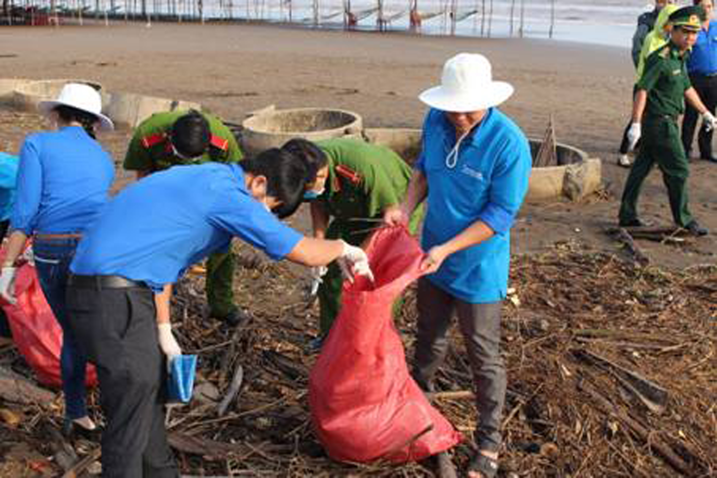 Các tình nguyện viên từ Heineken Việt Nam phối hợp cùng Hội Liên hiệp Thanh niên Việt Nam làm sạch bãi biển Bình Đại, Bến Tre, hưởng ứng Ngày Nước thế giới 22.3