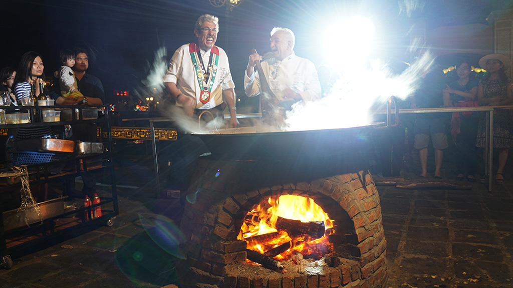 Đầu bếp UWE MICHEEL - Đức và đầu bếp ANIL GROVER - Ấn Độ đang trình diễn món ăn lớn tại trung tâm Vườn Tượng An Hội