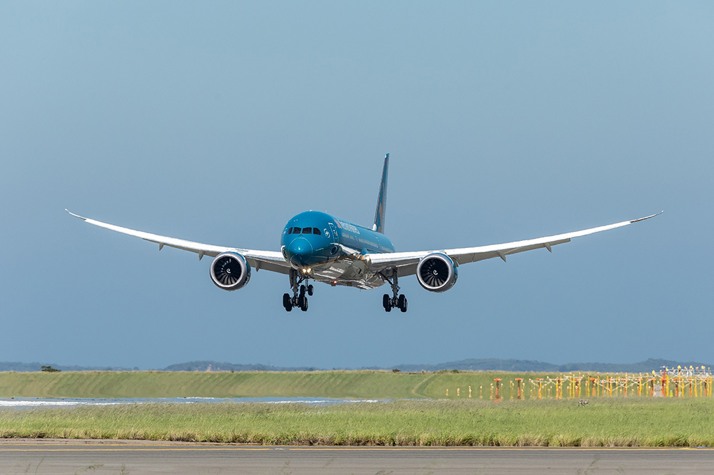Tàu bay Boeing 787 hạ cánh xuống sân bay Sydney ngày 29.3