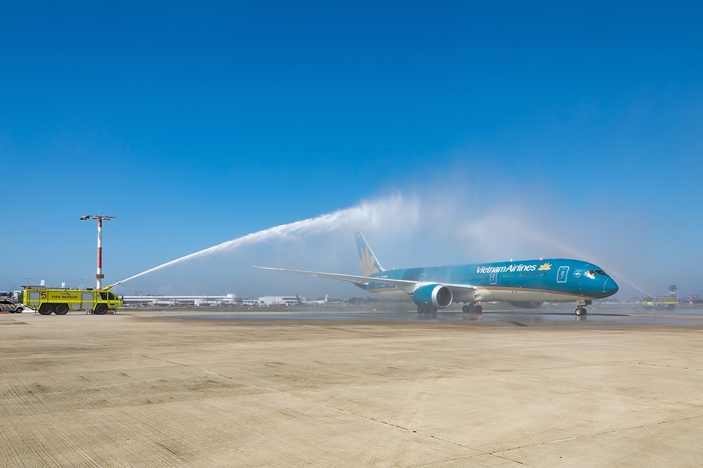 Chuyến bay VN787 được chào đón bằng lễ phun nước tại sân bay Sydney