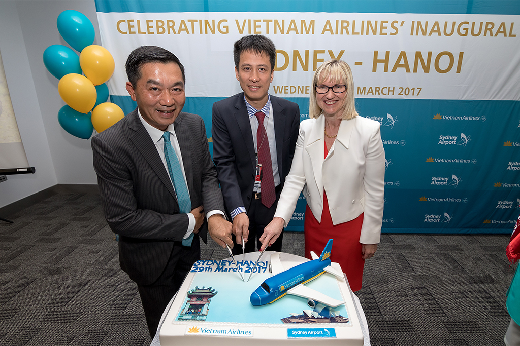 Ông Hoàng Minh Sơn - Tổng LSQ VN tại Úc, ông Trương Trần Ngọc Hùng - Đại diện trưởng VNA tại Úc và bà Kerrie Mather cắt băng chào mừng chuyến bay đầu tiên VN786 từ Sydney đi Hà Nội ngày 29.3