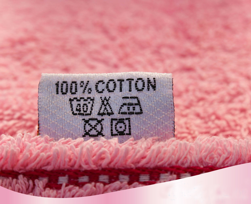 Mỗi chiếc khăn đều có dòng chữ “100% cotton” rất chung chung nhưng người mua sẽ không thể tìm thấy tên thương hiệu, nguồn gốc