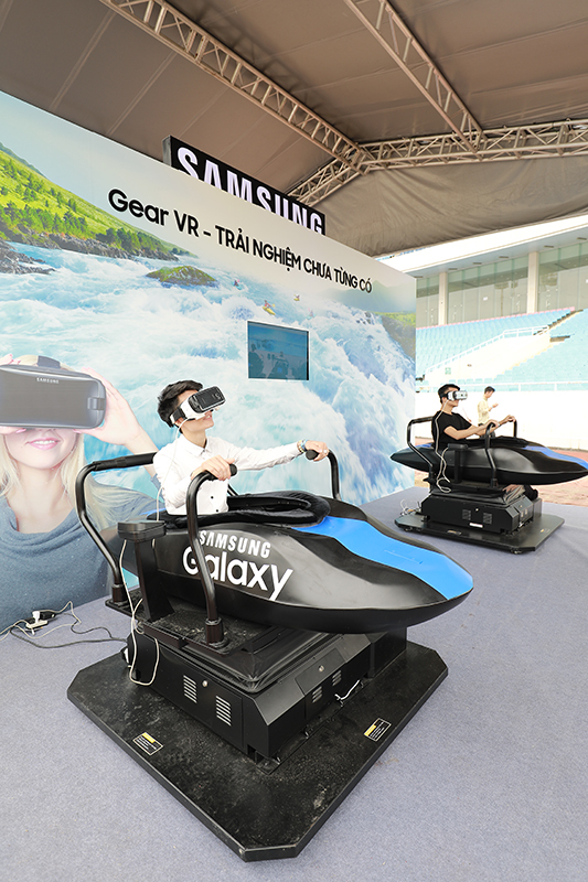  Các bạn trẻ háo hức tham gia trải nghiệm chèo thuyền Kayak cùng kính thực tế ảo Gear VR
