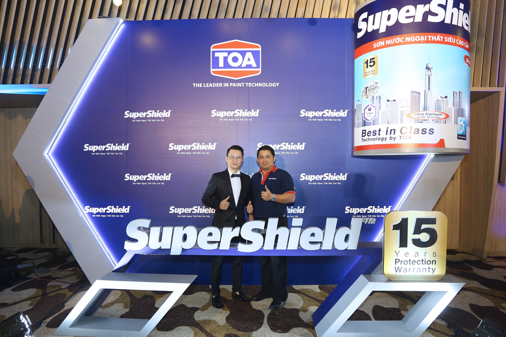Ông Udom Parichartwutthikul - Tổng giám đốc Công ty Sơn TOA Việt Nam và ca sĩ Hoàng Bách tại buổi họp báo ra mắt sản phẩm SuperShield mới - bảo vệ công trình 15 năm