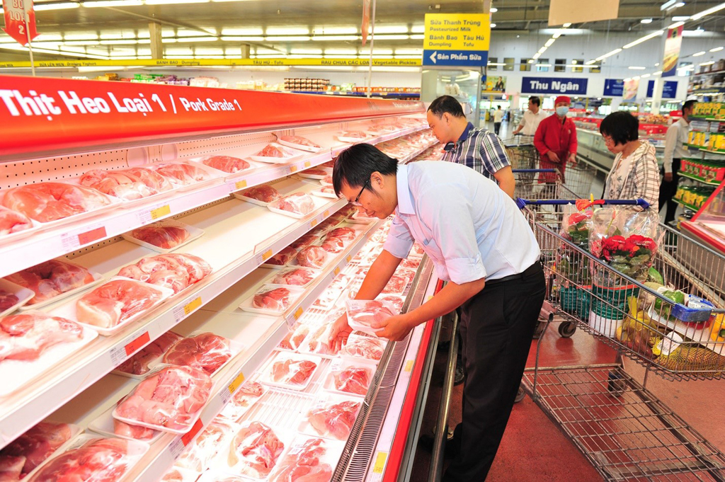 Thịt heo VietGAP được bày bán trong một trung tâm MM Mega Market