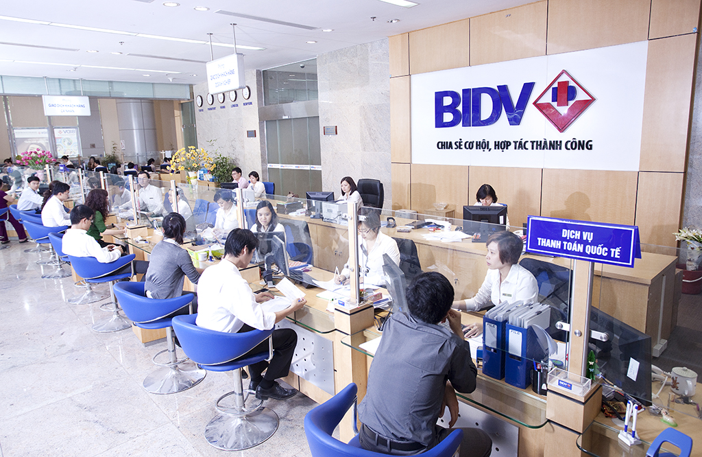 Khách hàng giao dịch tại BIDV