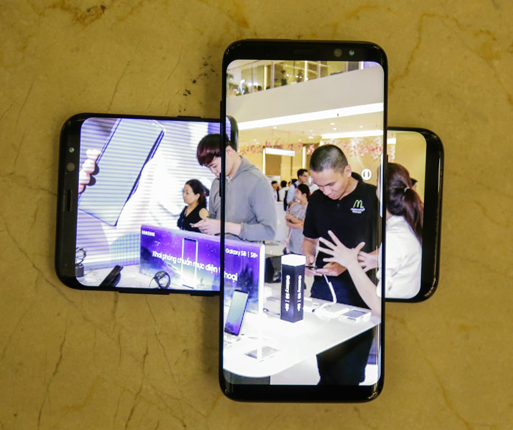 Nằm nổi bật tại trung tâm sảnh, khu trải nghiệm màn hình Infinity Display của Galaxy S8/S8+ trở thành tâm điểm của buổi tiệc công nghệ