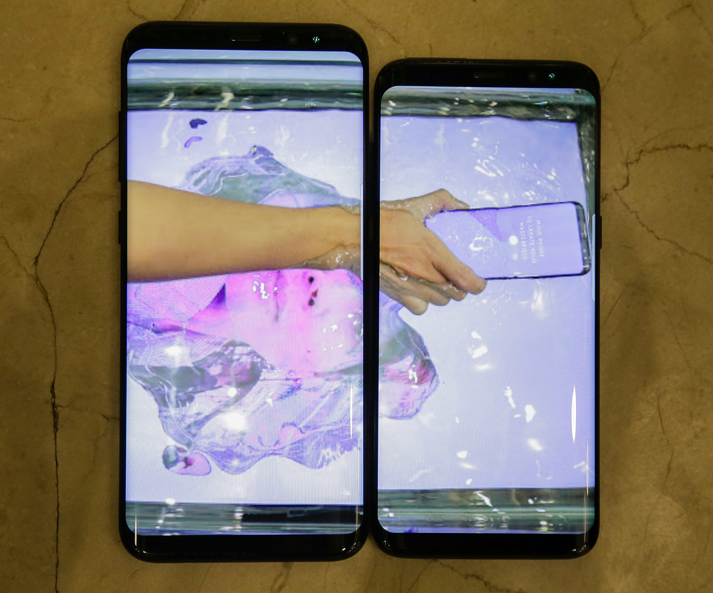 Sau đó nhúng Galaxy S8 xuống bể nước có hiệu ứng nền theo mô phỏng tranh nghệ thuật. Nhờ chuẩn kháng nước cao nhất hiện nay, Galaxy S8 dễ dàng vượt qua rào cản dưới nước để tạo ra những bức hình đầy ấn tượng.