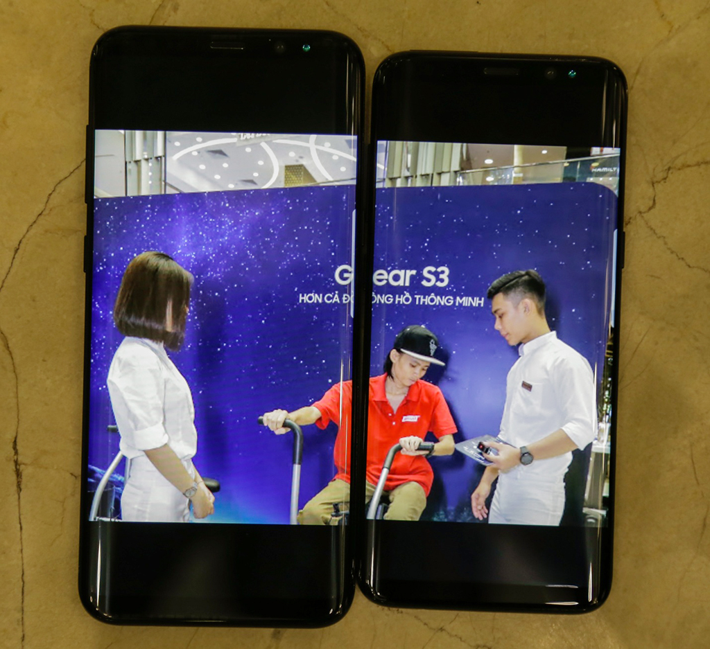 Một thành viên không thể thiếu giúp Samsung hoàn thiện hệ sinh thái công nghệ đa dạng, đó là chiếc smartwatch Gear S3. Tại Galaxy Studio, người trải nghiệm sẽ trực tiếp được đo chỉ số nhịp tim, lượng calo tiêu hao… Không chỉ là món đồ thời trang sành điệu, Gear S3 dần trở thành người trợ thủ sức khỏe của chủ sở hữu