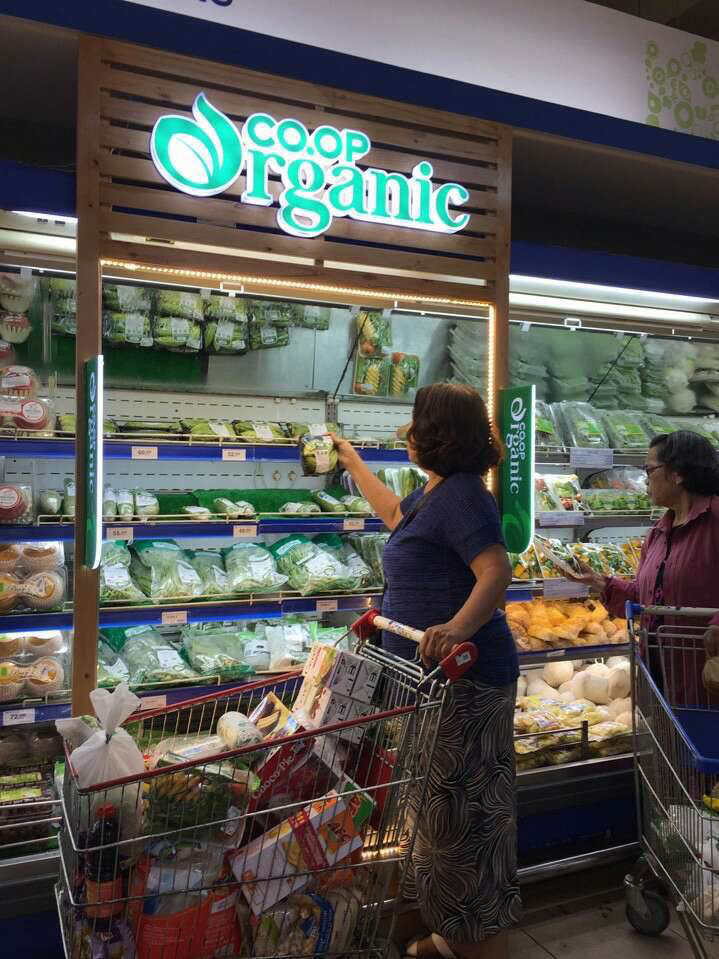 Quầy sản phẩm hữu cơ Co.op Organic đầu giờ sáng tại Co.opmart
