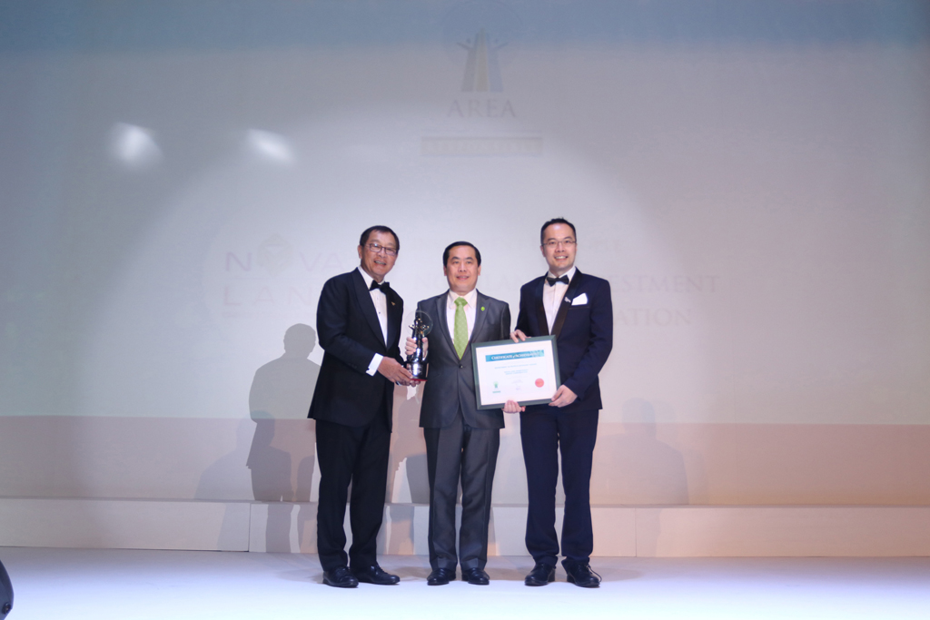 Đại diện Tập đoàn Novaland nhận giải tại “Lễ trao giải thưởng  bất động sản VN 2017 (Vietnam Property Awards 2017)”
