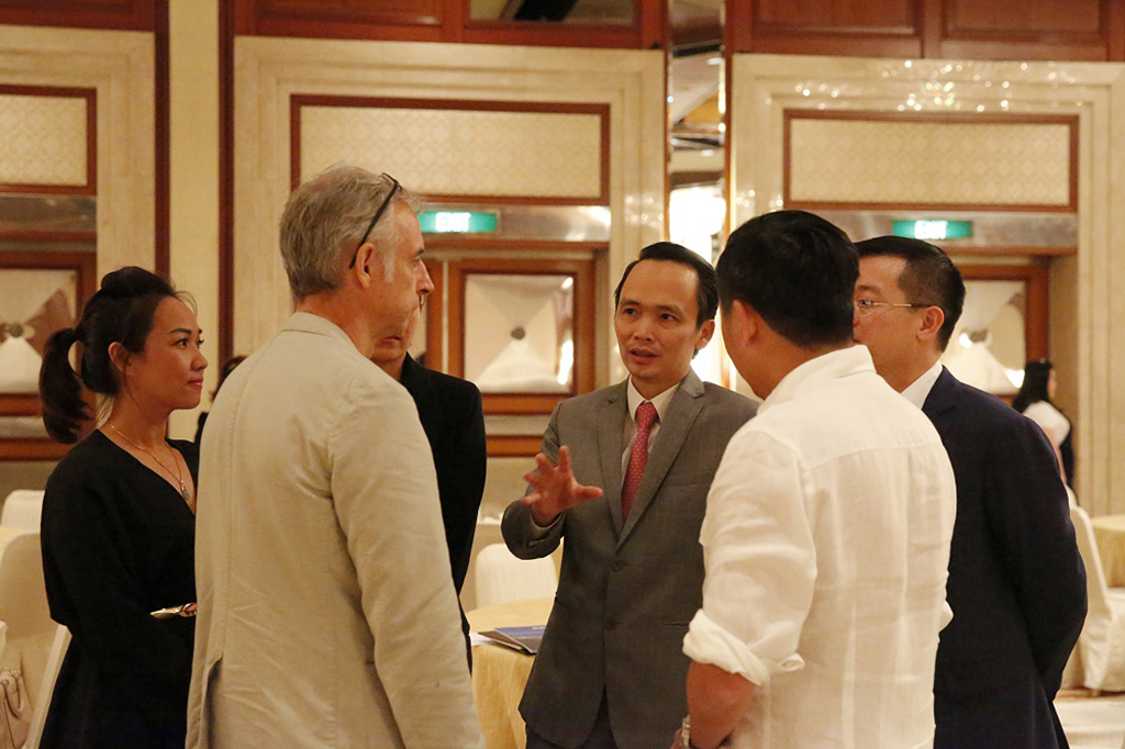 Ông Trịnh Văn Quyết, Chủ tịch Tập đoàn FLC (giữa) trao đổi với các nhà đầu tư 