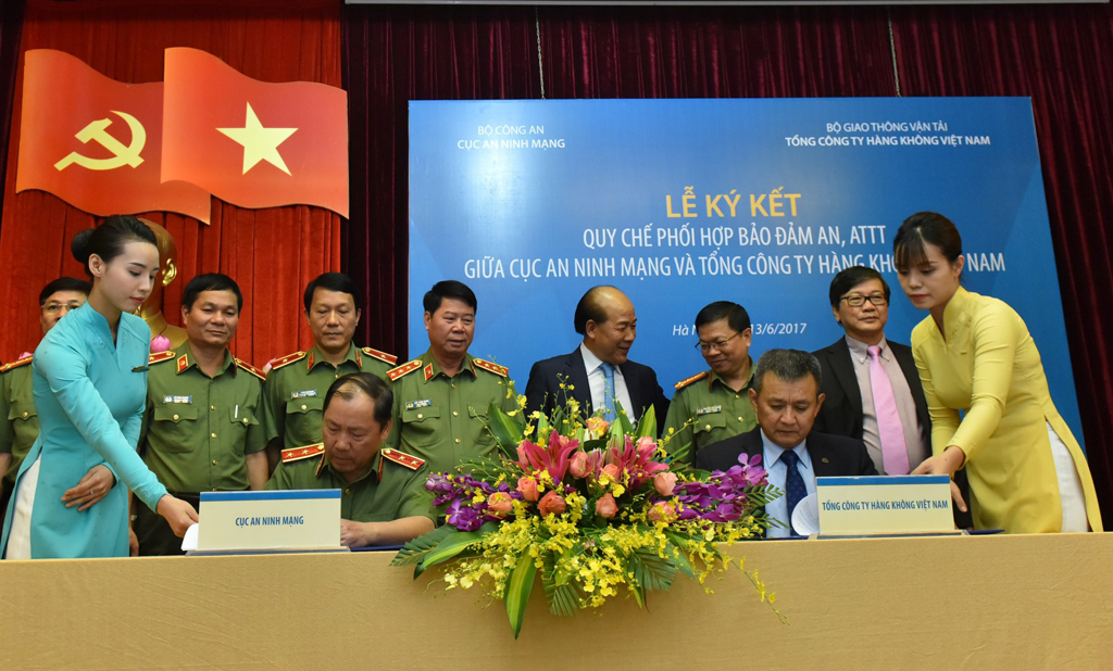 Thượng tướng Bùi Văn Nam - Ủy viên Trung ương Đảng, Thứ trưởng Bộ CA và ông Nguyễn Văn Công - Thứ trưởng Bộ GTVT chứng kiến lễ ký kết giữa Cục An ninh mạng và Vietnam Airlines