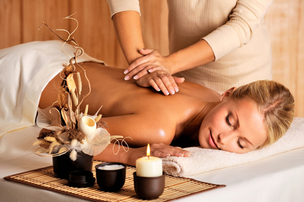 Ấn huyệt kết hợp massage là biện pháp hữu hiệu làm giảm đau vai gáy