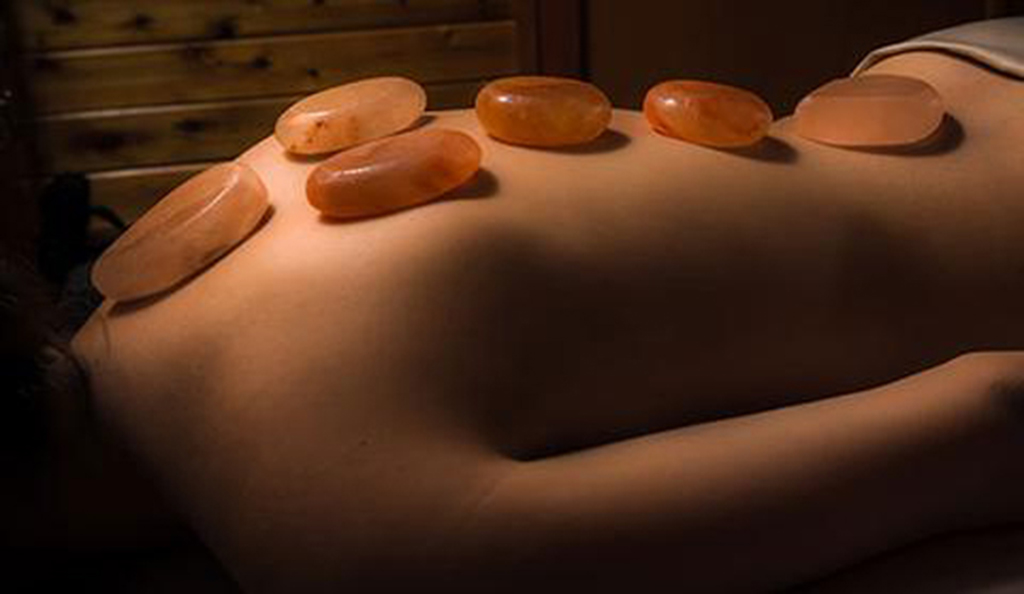 Massage với đá muối Himalaya giúp nhanh chóng đẩy lùi căn bệnh đau vai gáy