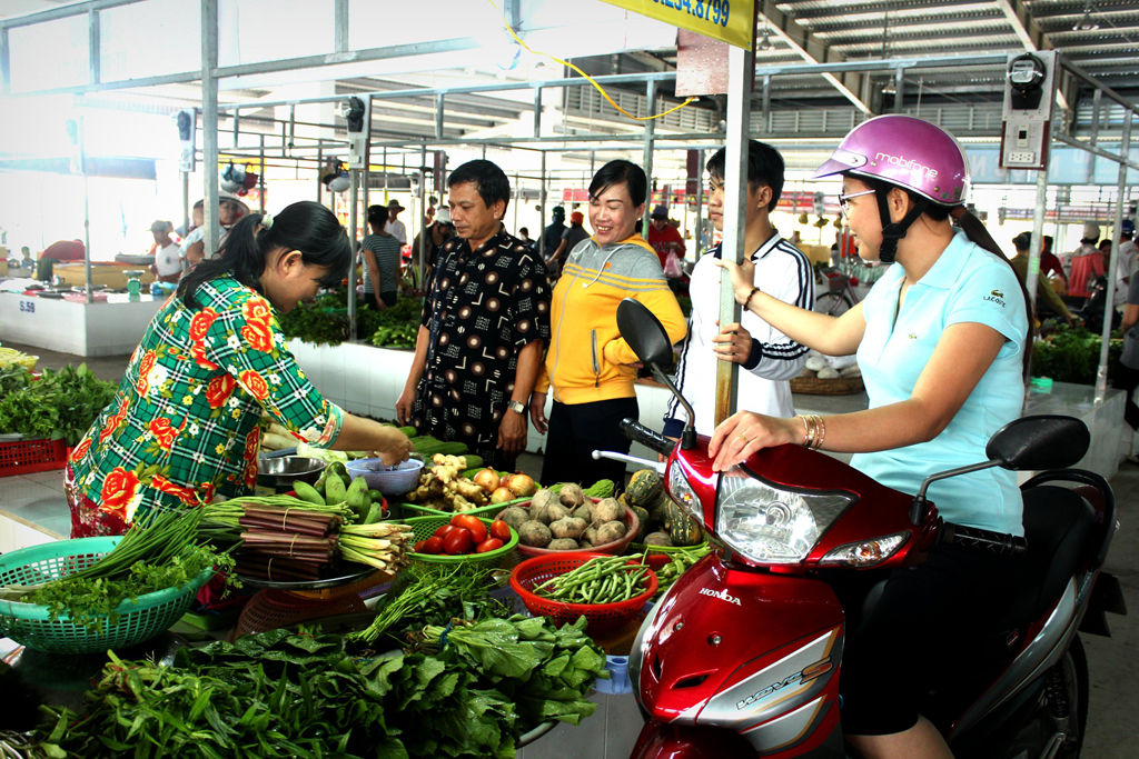 Tiểu thương phấn khởi buôn bán trong chợ Sao Mai - Bình Khánh 5