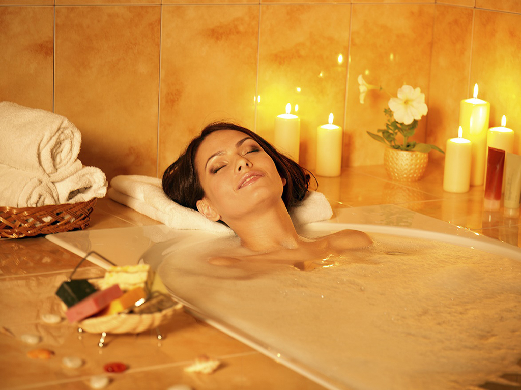 Nước ấm kết hợp với bọt khí trong bồn tắm massage giúp bạn thư giãn, thải độc