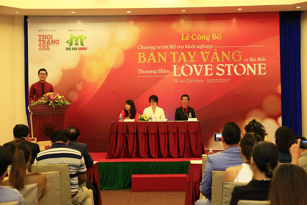 Buổi lễ còn công bố chương trình Hỗ trợ khởi nghiệp Bàn Tay Vàng được thành lập bởi tạp chí Thời Trang Trẻ 