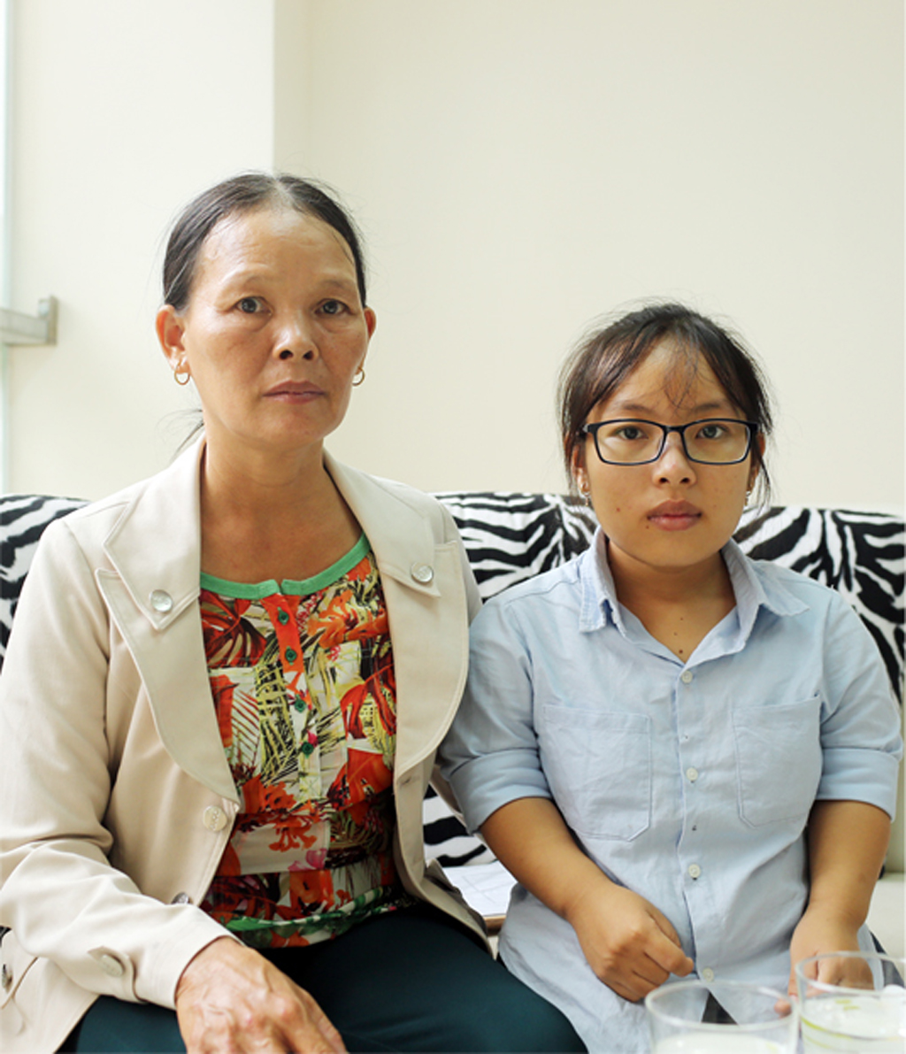Hai mẹ con rất vui khi Kiều Trang nhận được Học bổng toàn phần từ ĐH Duy Tân