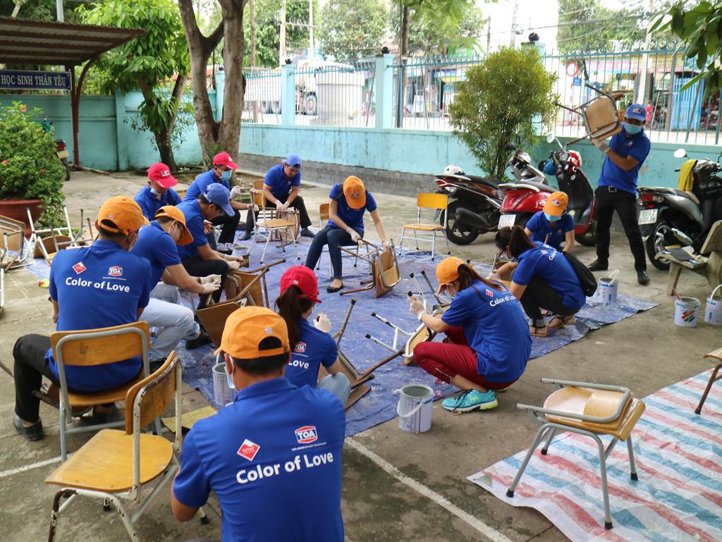 Các tình nguyện viên sơn lại bàn ghế