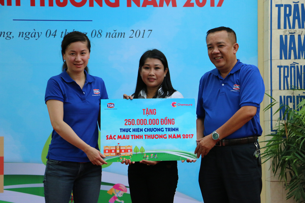 Đại diện nhà trường nhận bảng tài trợ từ Sơn TOA Việt Nam và Công ty Chemours