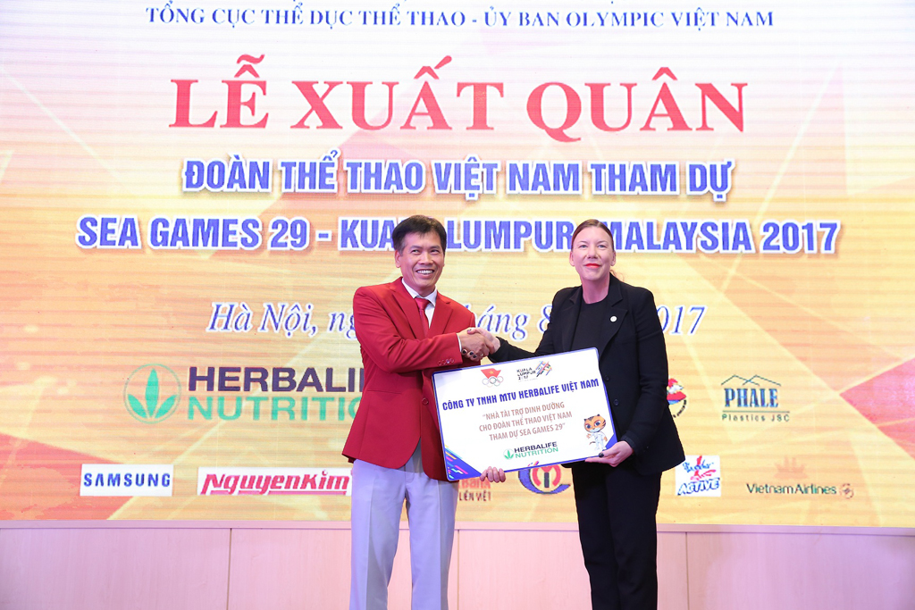 Bà Shobie Ann King, Phó chủ tịch Tập đoàn Herbalife Khu vực Đông Nam Á trao biểu trưng nhà tài trợ chính thức của Đoàn Thể Thao Việt Nam tham dự SEA Games 29