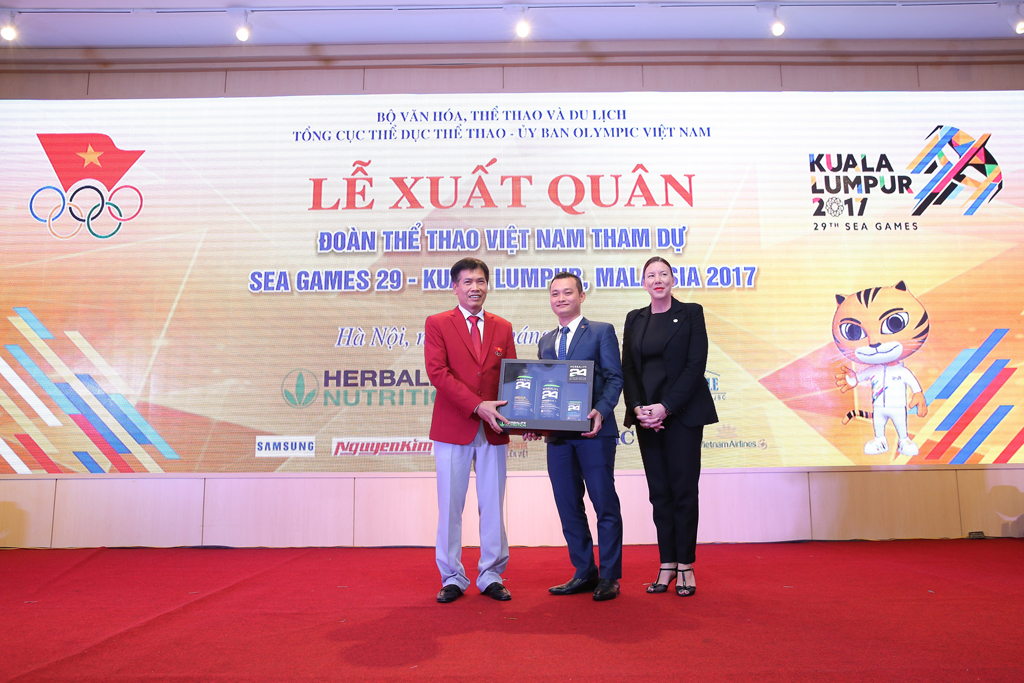 Ông Phạm Tường Huy, Tổng giám đốc Herbalife Việt Nam (chính giữa) trao quà kỷ niệm cho ông Trần Đức Phấn, Trưởng đoàn Thể thao Việt Nam