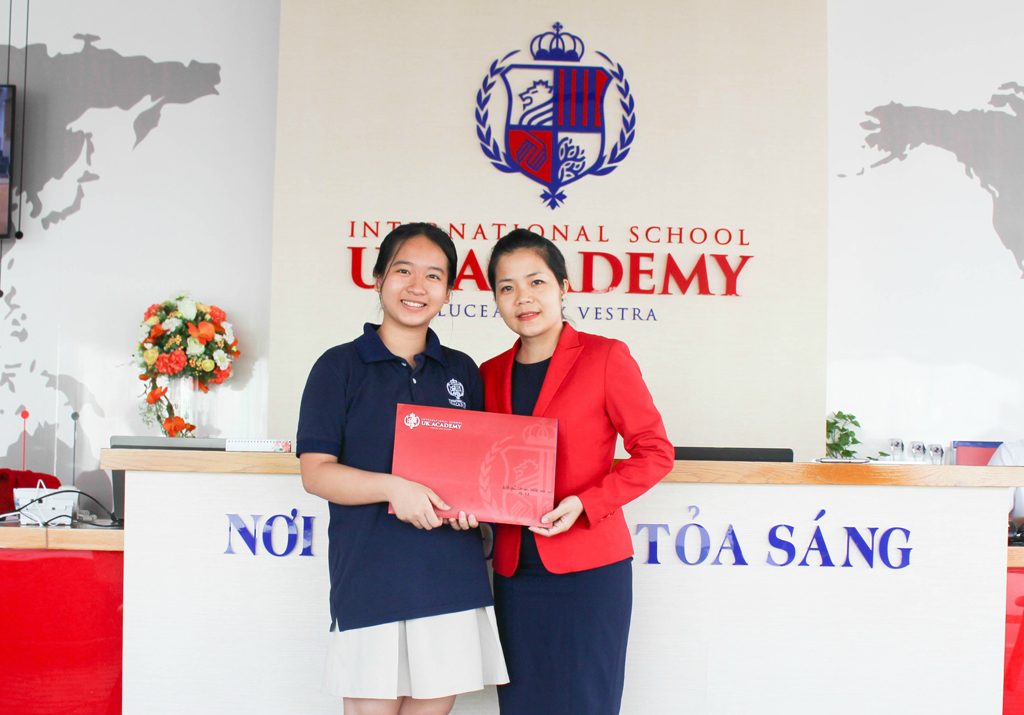 Học sinh Đồng Hoài Vy nhận khen thưởng từ Ban giám hiệu Trường UK Academy