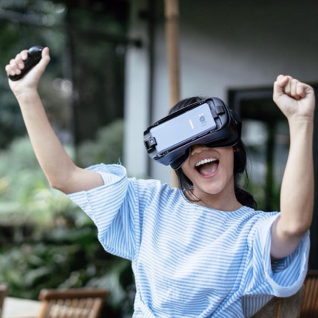 Màn hình rộng của Gear VR đưa bạn lạc vào thế giới game, tha hồ chiến đấu và trở thành nhân vật mình yêu thích trong thế giới đằng sau ống kính