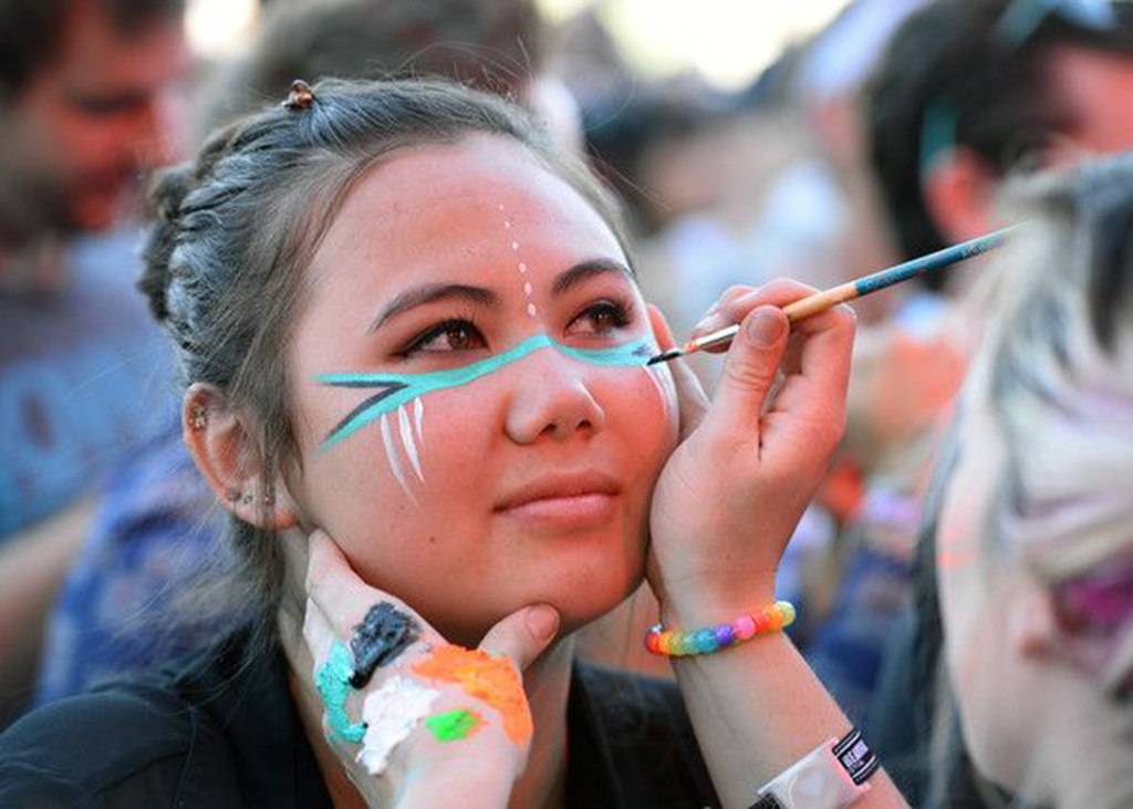 Khán giả được trải nghiệm hoạt động face-painting miễn phí tại sự kiện tại gian hàng Yamaha