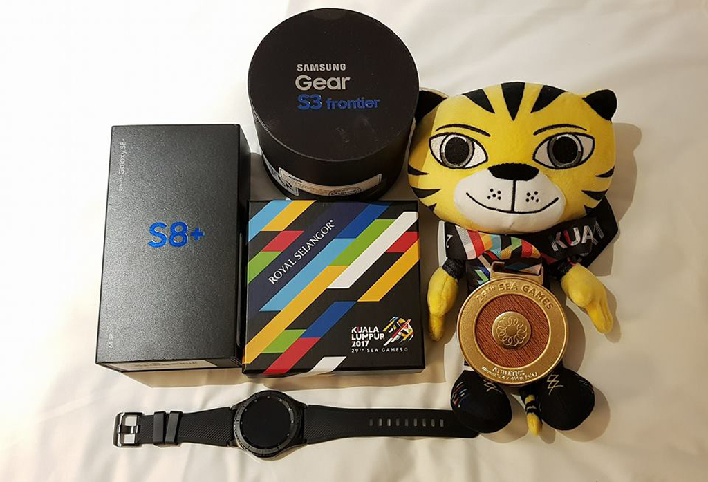 Oanh khoe trên facebook cá nhân bộ sưu tập phần thưởng và quà tặng SEA Games 29 của mình
