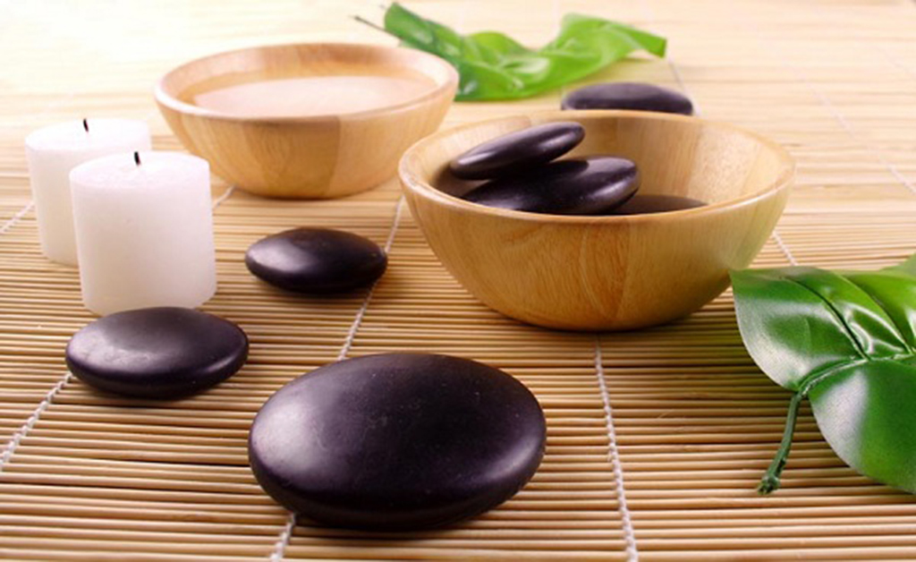 Bạn có thể thực hiện phương pháp massage mặt bằng đá nóng tại nhà