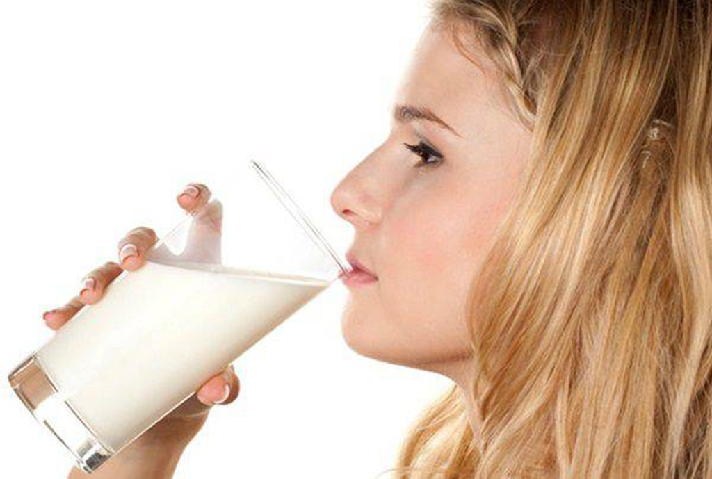 Nếu thấy đói hãy uống một cốc sữa ấm giúp chúng ta cảm thấy đủ no, lại không lo nổi mụn
