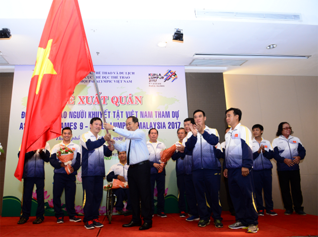 Lá cờ Tổ quốc được trao cho Đoàn thể thao NKT Việt Nam, sẽ tung bay tại ASEAN Paragames 9 