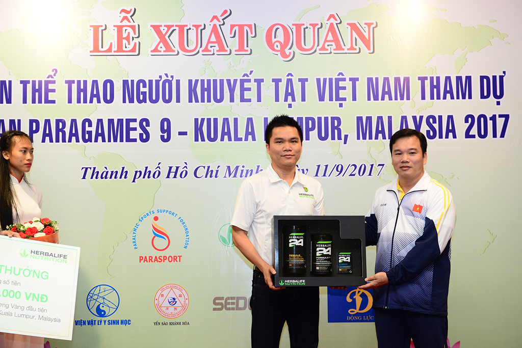 Đại diện Herbalife Nutrition trao quà lưu niệm cho đại diện Đoàn thể thao NKT Việt Nam