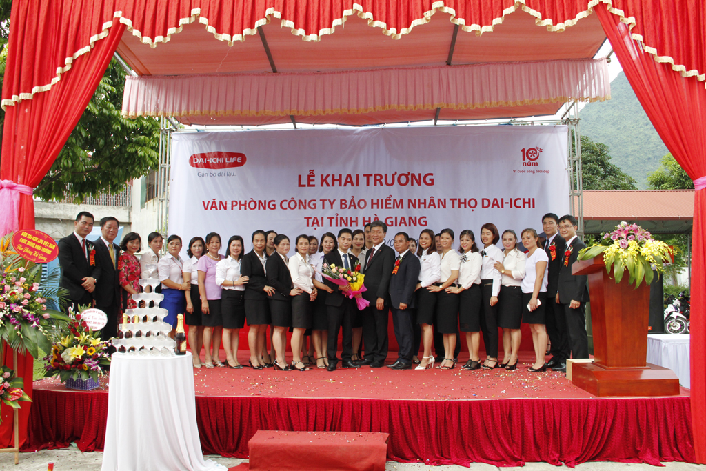 Ông Trần Đình Quân -Tổng giám đốc Dai-ichi Life Việt Nam chụp hình lưu niệm cùng đội ngũ kinh doanh tại Hà Giang