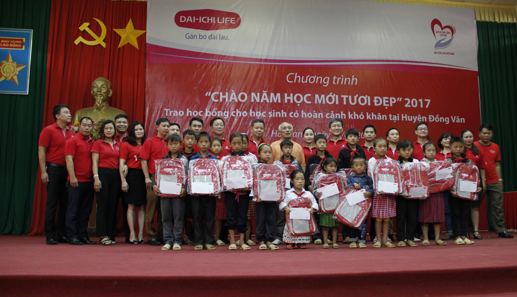 Dai-ichi Life Việt Nam trao học bổng cho học sinh khó khăn tại Đồng Văn
