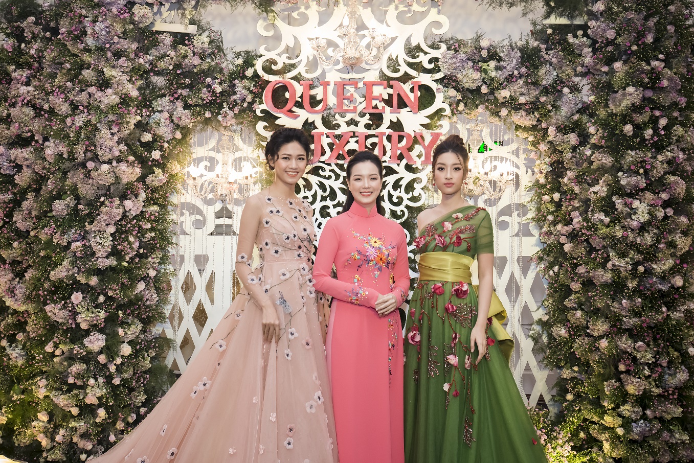 Chị Nguyễn Thị Trang Phương (giữa) - Chủ tịch Hội đồng quản trị Hệ thống nhà hàng tiệc cưới Queen Plaza
