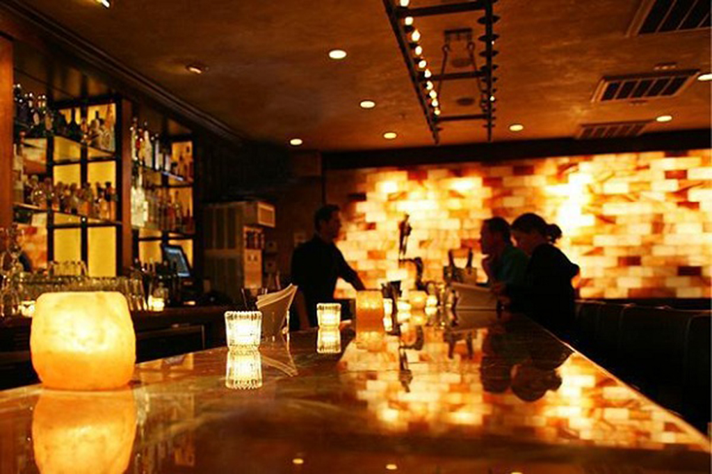… đến quầy bar đều có thể sử dụng đá muối để trang trí, làm đẹp không gian
