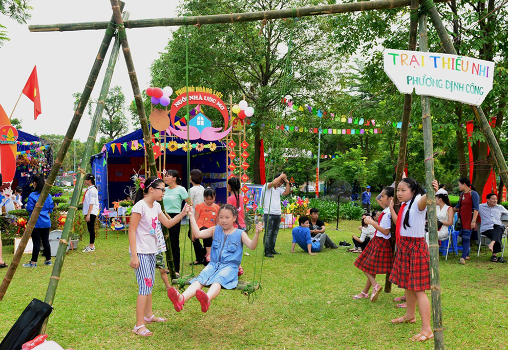 Tại công viên Yên Sở, thường xuyên có các hoạt động vui chơi do các bậc phụ huynh, trường học tổ chức