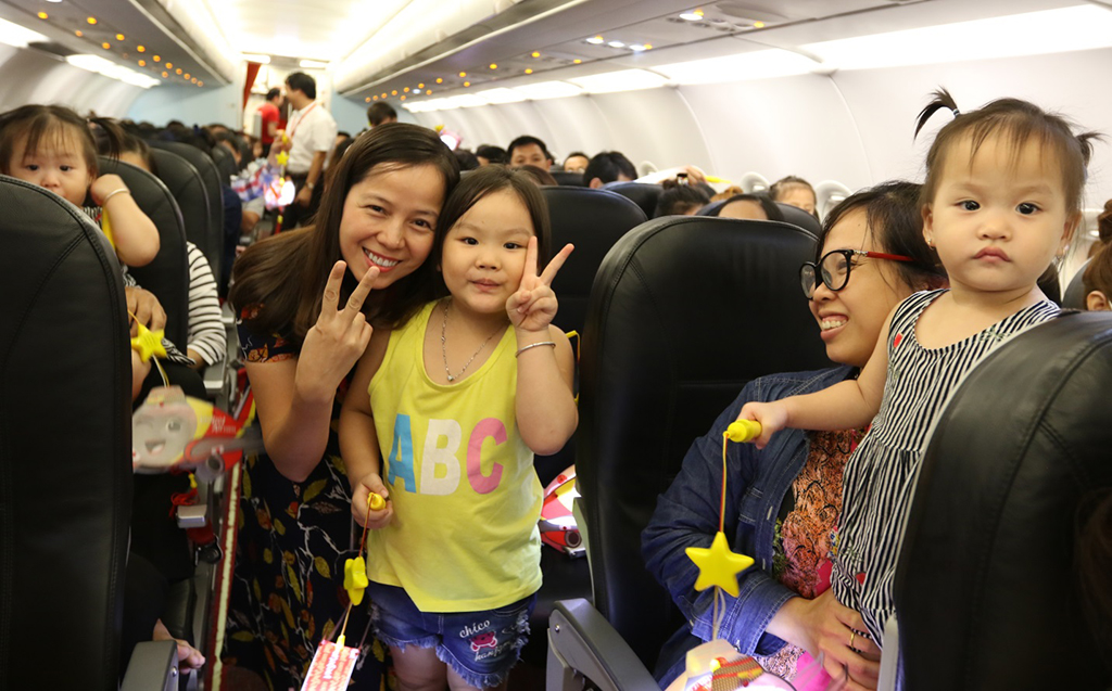 Phó tổng giám đốc Nguyễn Thị Thúy Bình chung vui cùng các bé trên chuyến bay TP.HCM đi Buôn Ma Thuột