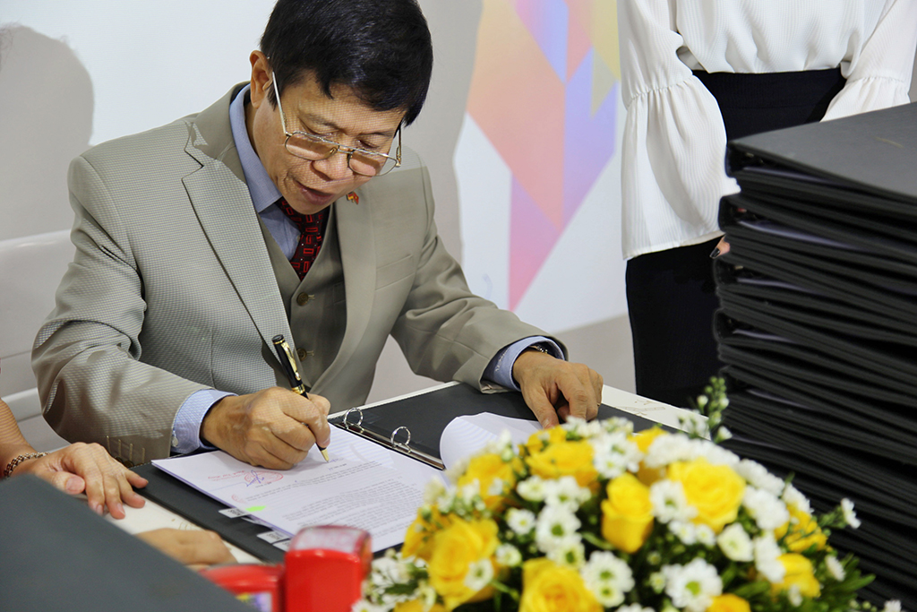 TS Mai Huy Tân trong một lần ký biên bản bàn giao 24 tòa Boutique Hotel Cocobay