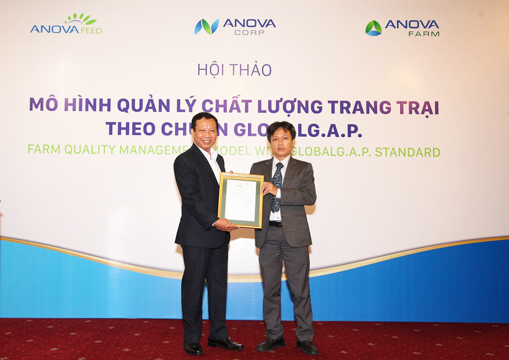 Ông Tôn Văn Tân, Tổng giám đốc Anova Farm nhận chứng nhận thịt heo đạt chuẩn GlobalG.A.P. từ Tổ chức Chứng nhận quốc tế ControlUnion