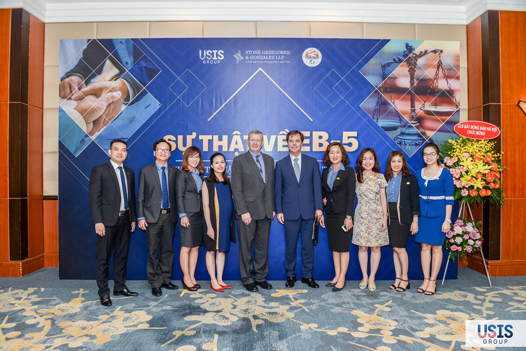 Tập thể Văn phòng USIS Group Hà Nội cùng đối tác Lincoln Stone và CMB tại KS Melia Hà Nội (ngày 12.10.2017)