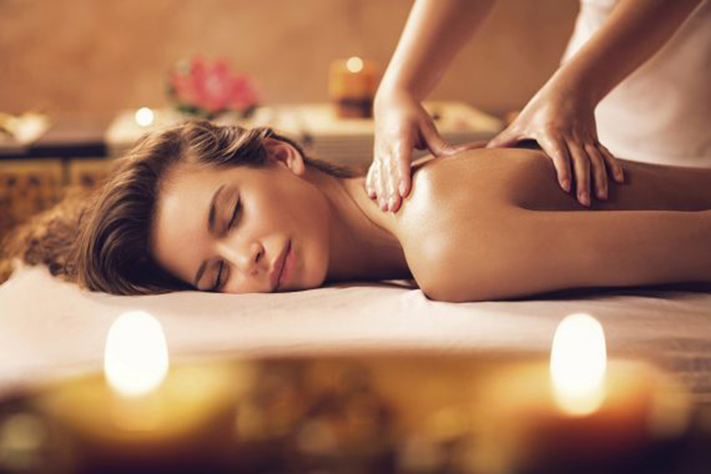 Massage toàn thân với tinh dầu để giảm đau nhức đẹp da